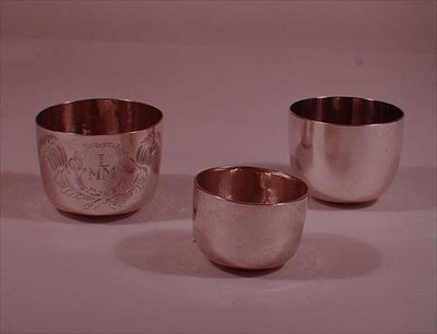 Collectie tumblers: Londen, 1665; Leeds, 1690; Londen, 1690 door English School